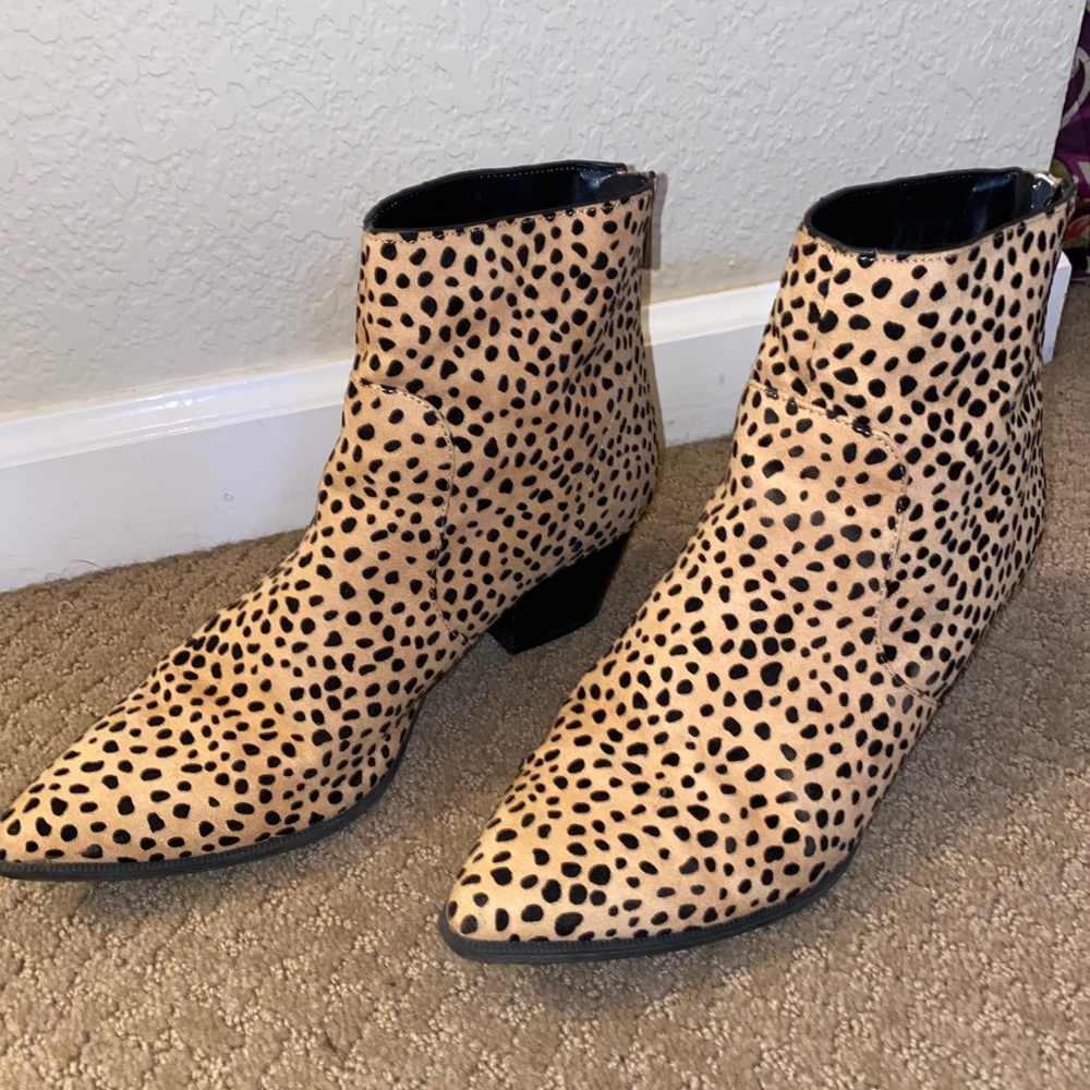 Leopard pointed booties